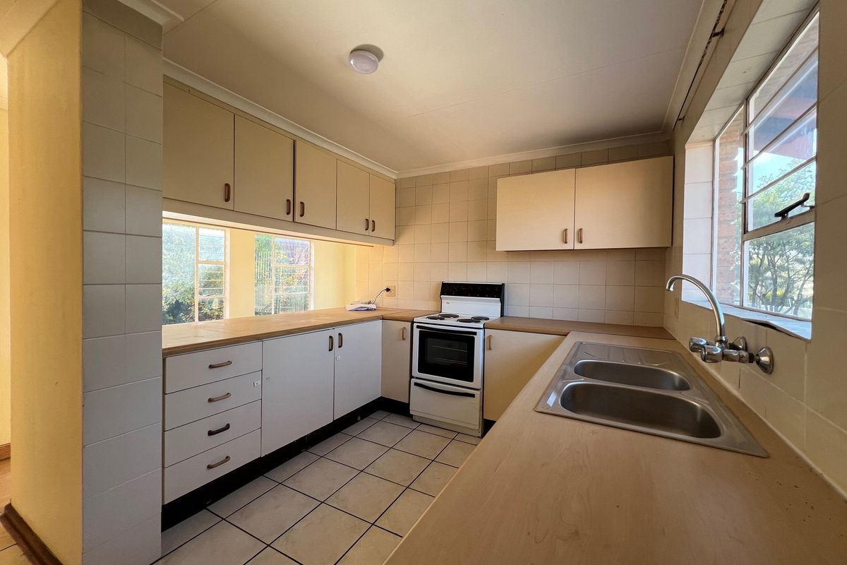 Spacious 1-Bedroom Apartment with Private Garden - Photo 3