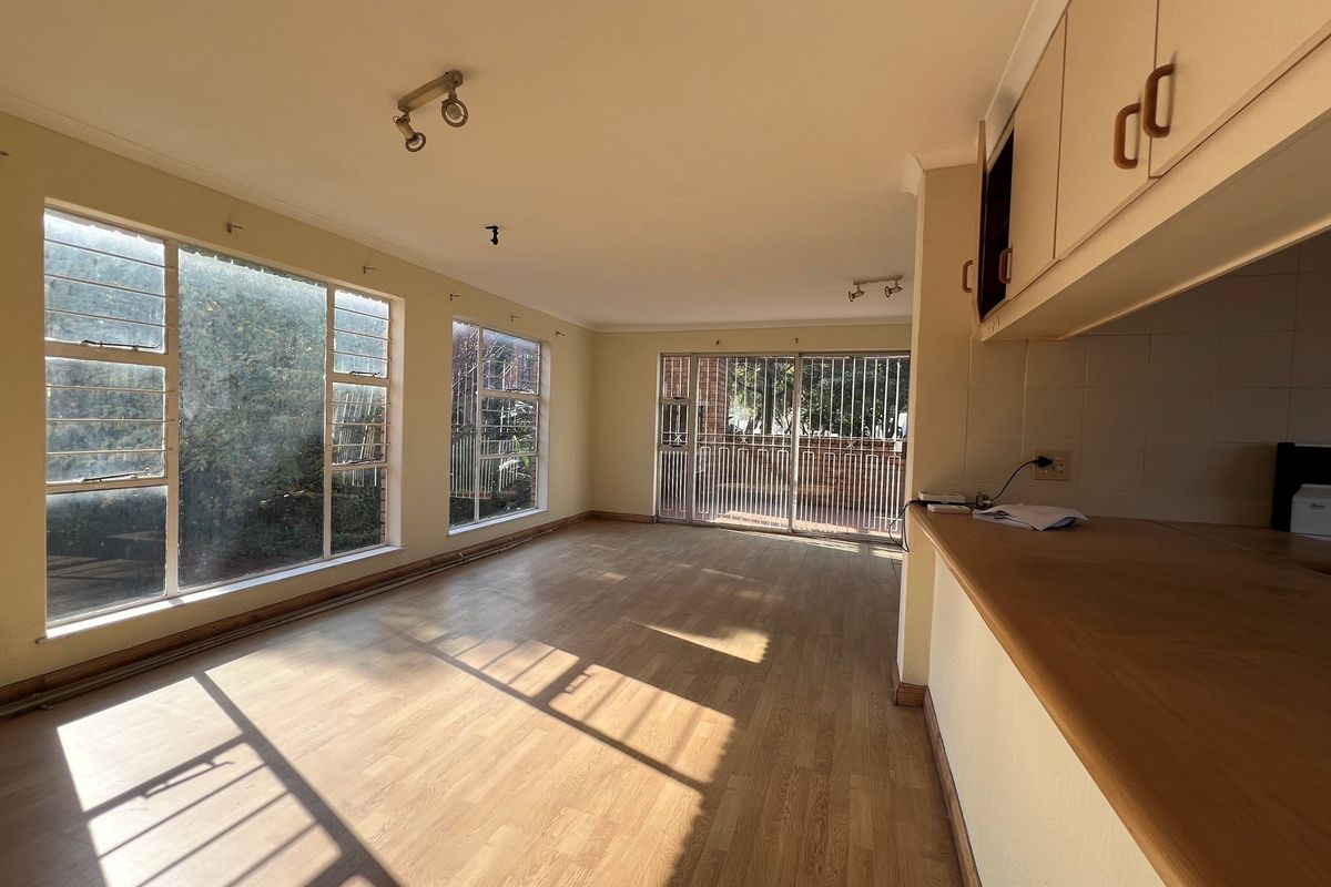 Spacious 1-Bedroom Apartment with Private Garden - Photo 2