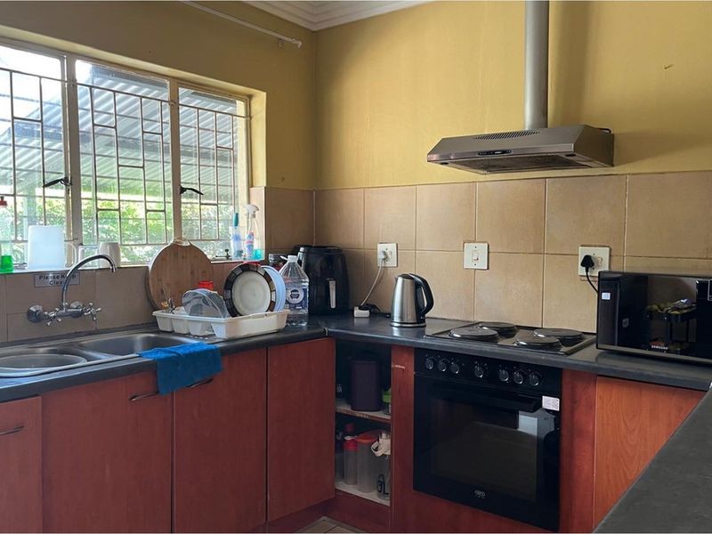 "Charming 4-Bedroom Home in Sonheuwel for Sale" - Photo 8