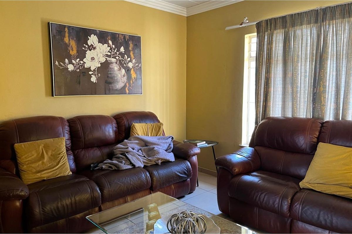 "Charming 4-Bedroom Home in Sonheuwel for Sale" - Photo 3