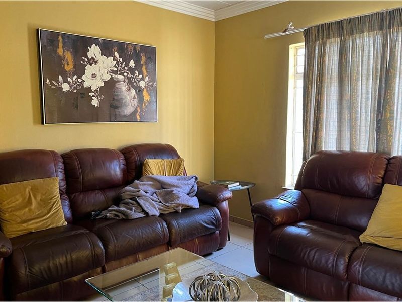 "Charming 4-Bedroom Home in Sonheuwel for Sale" - Photo 3