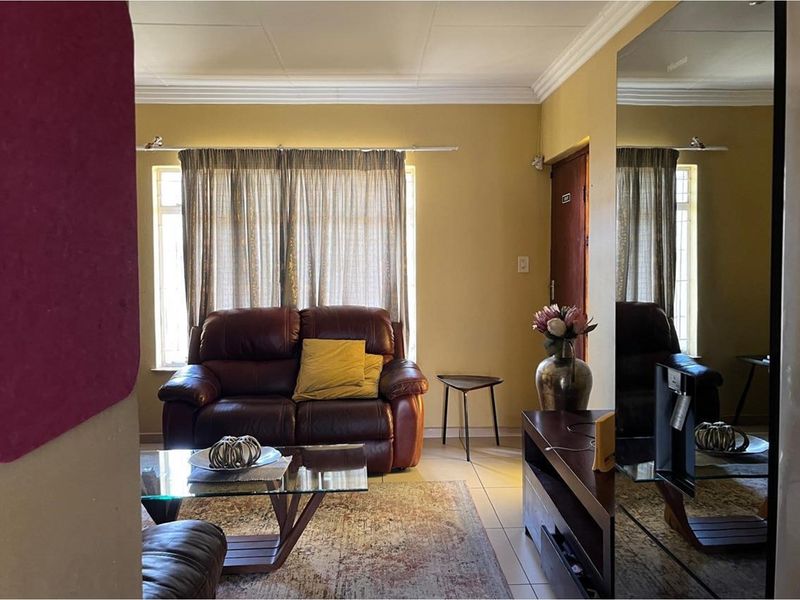 "Charming 4-Bedroom Home in Sonheuwel for Sale" - Photo 6