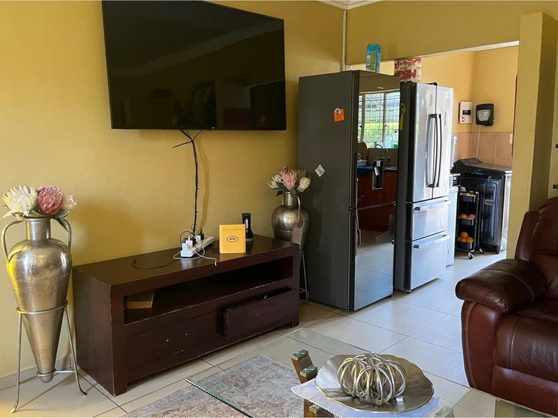 "Charming 4-Bedroom Home in Sonheuwel for Sale" - Photo 4