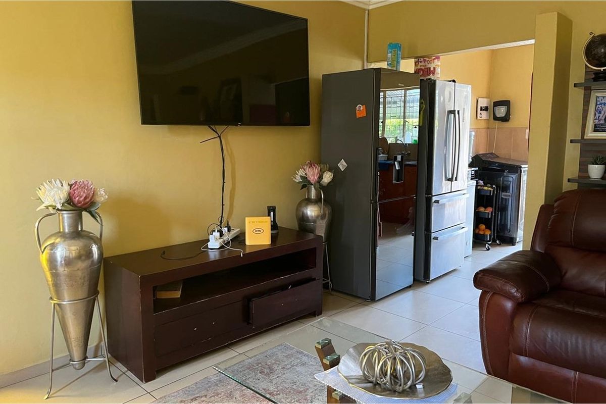 "Charming 4-Bedroom Home in Sonheuwel for Sale" - Photo 4
