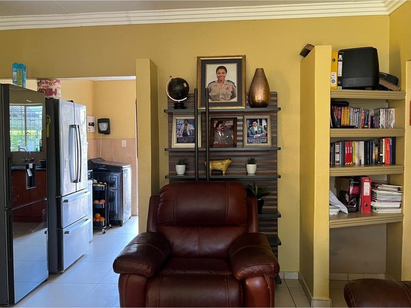 "Charming 4-Bedroom Home in Sonheuwel for Sale" - Photo 5