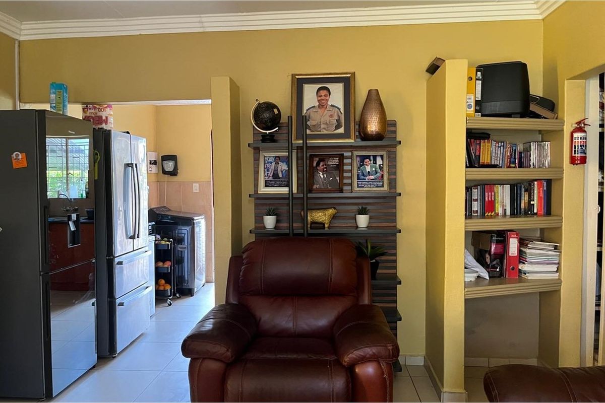 "Charming 4-Bedroom Home in Sonheuwel for Sale" - Photo 5