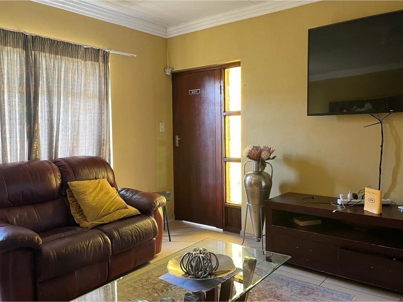 "Charming 4-Bedroom Home in Sonheuwel for Sale" - Photo 2