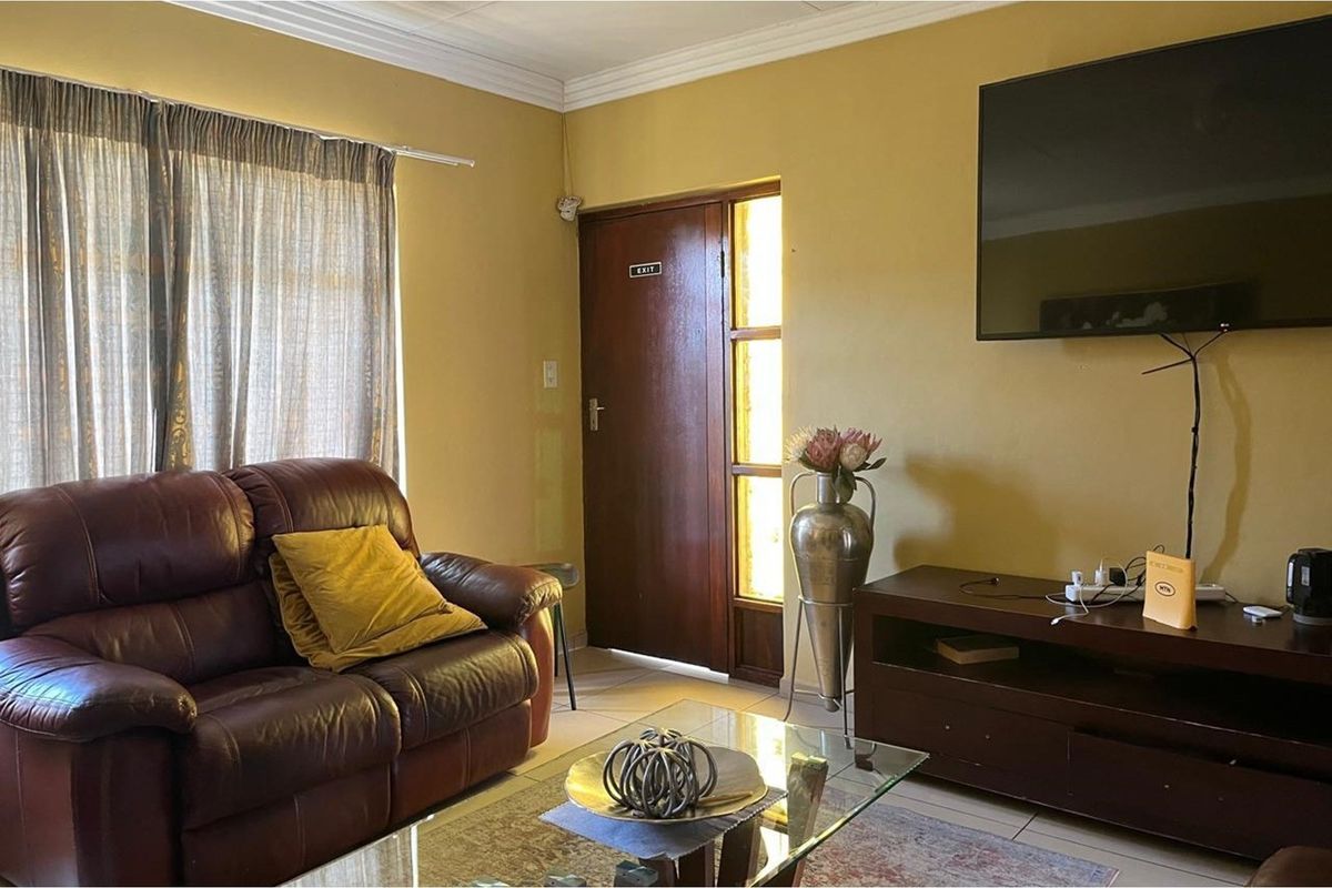 "Charming 4-Bedroom Home in Sonheuwel for Sale" - Photo 2