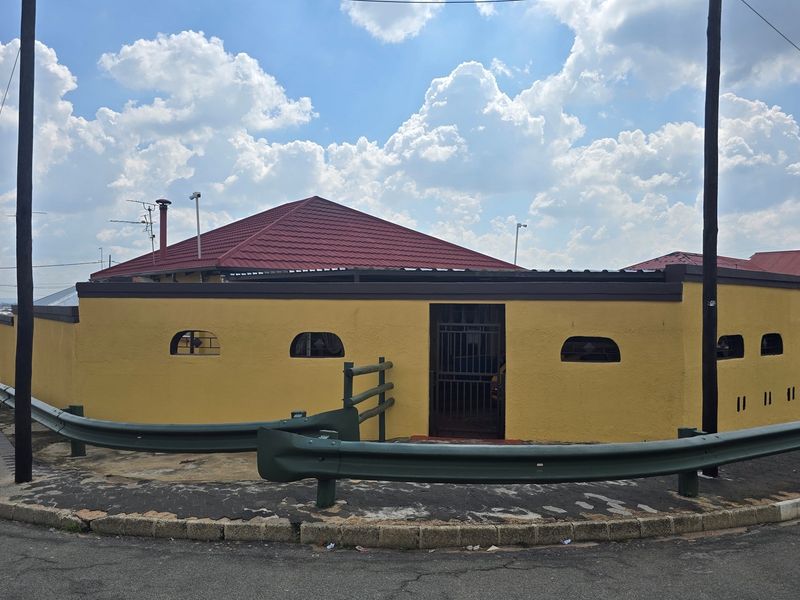 Neat  Corner Stand Property in Coronationville - Move-In Ready! - Photo 3