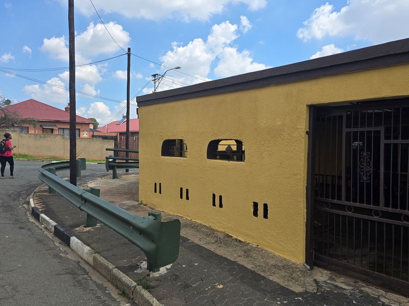 Neat  Corner Stand Property in Coronationville - Move-In Ready! - Photo 2