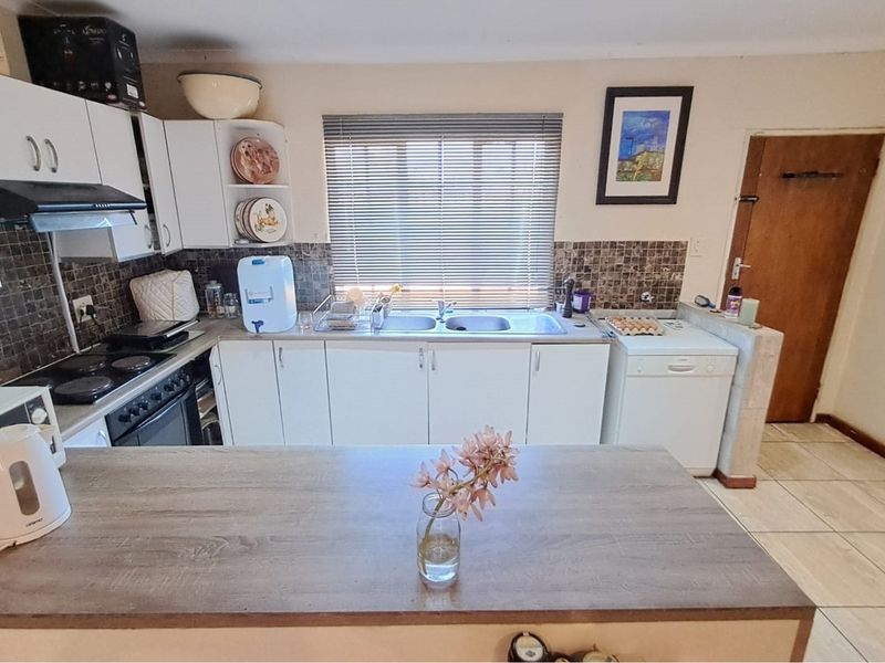 2 BedroomTownhouse For Sale in Clubview Centurion - Photo 7