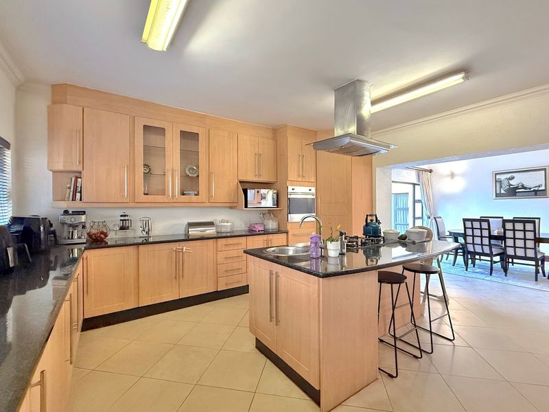 Spacious 5-Bedroom Family Home in Dainfern Golf Estate - Photo 4