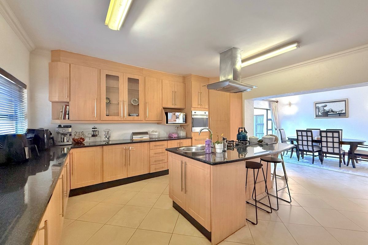 Spacious 5-Bedroom Family Home in Dainfern Golf Estate - Photo 4