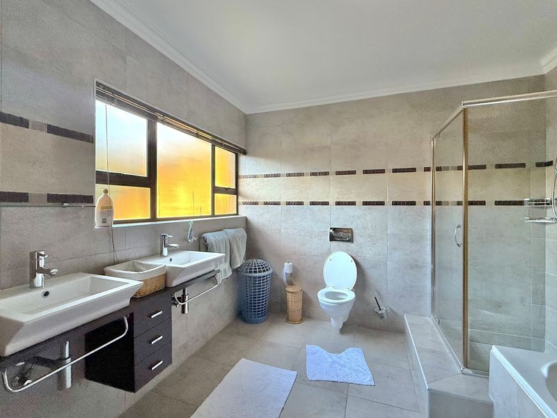 Spacious 5-Bedroom Family Home in Dainfern Golf Estate - Photo 9