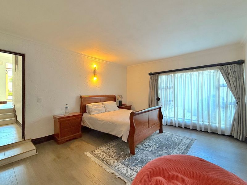 Spacious 5-Bedroom Family Home in Dainfern Golf Estate - Photo 8