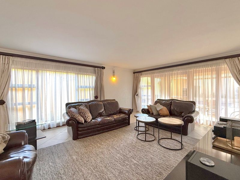 Spacious 5-Bedroom Family Home in Dainfern Golf Estate - Photo 3