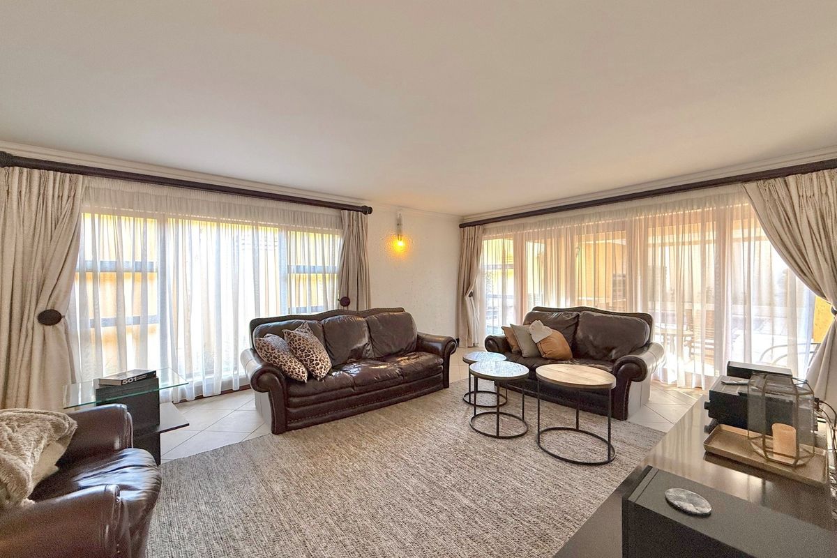 Spacious 5-Bedroom Family Home in Dainfern Golf Estate - Photo 3