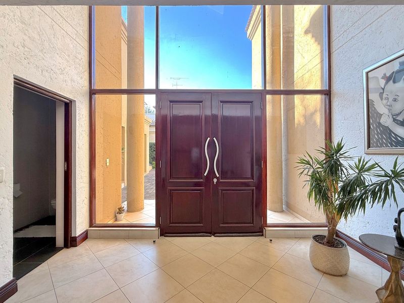 Spacious 5-Bedroom Family Home in Dainfern Golf Estate - Photo 2