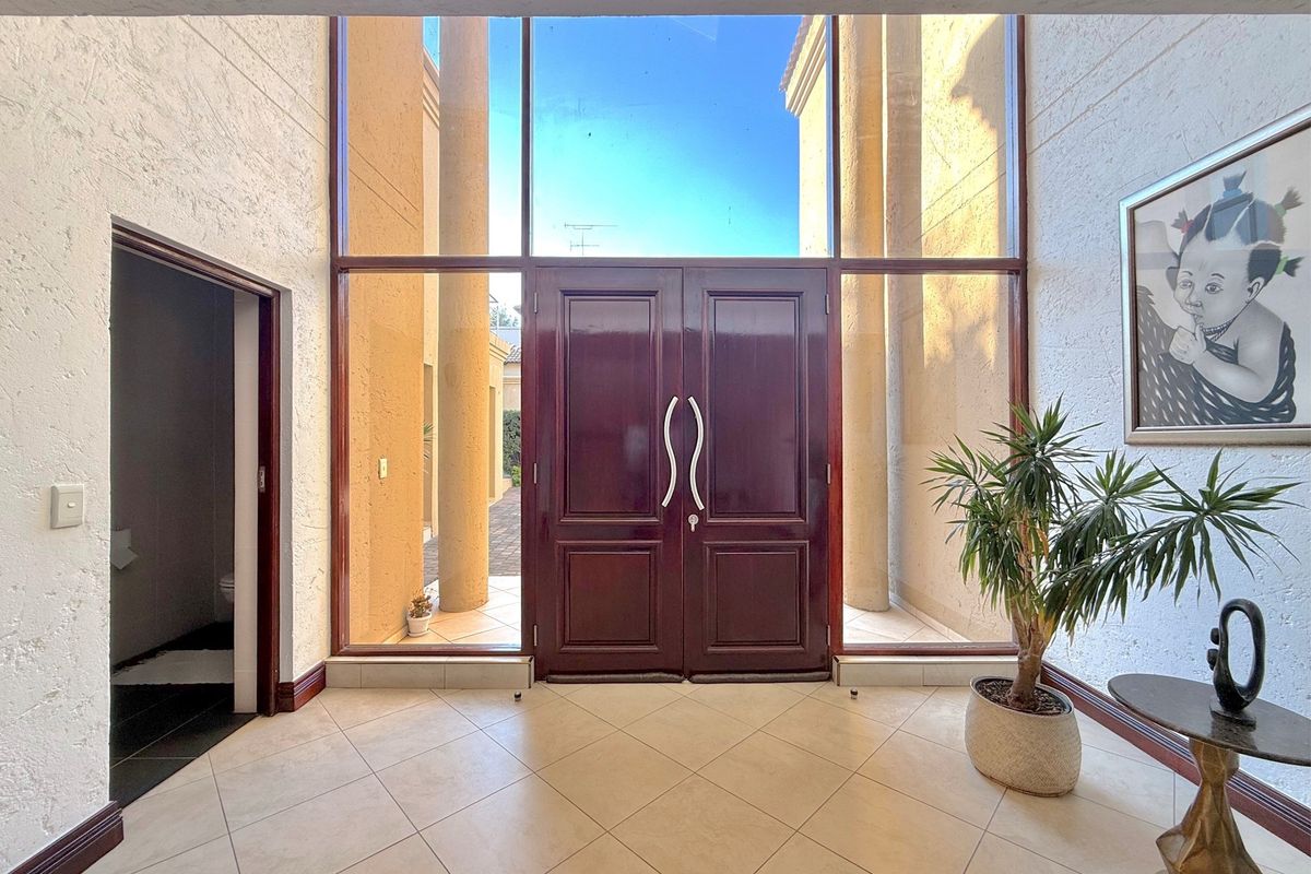 Spacious 5-Bedroom Family Home in Dainfern Golf Estate - Photo 2
