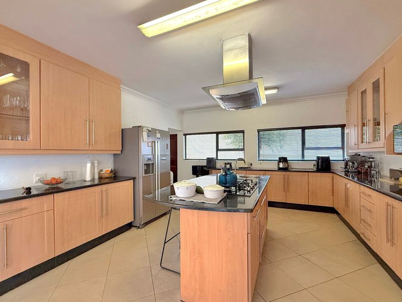 Spacious 5-Bedroom Family Home in Dainfern Golf Estate - Photo 5