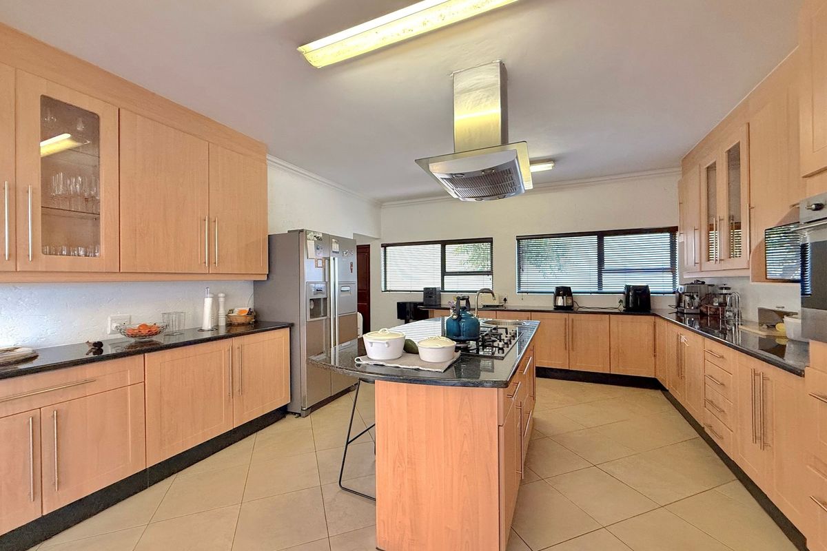 Spacious 5-Bedroom Family Home in Dainfern Golf Estate - Photo 5
