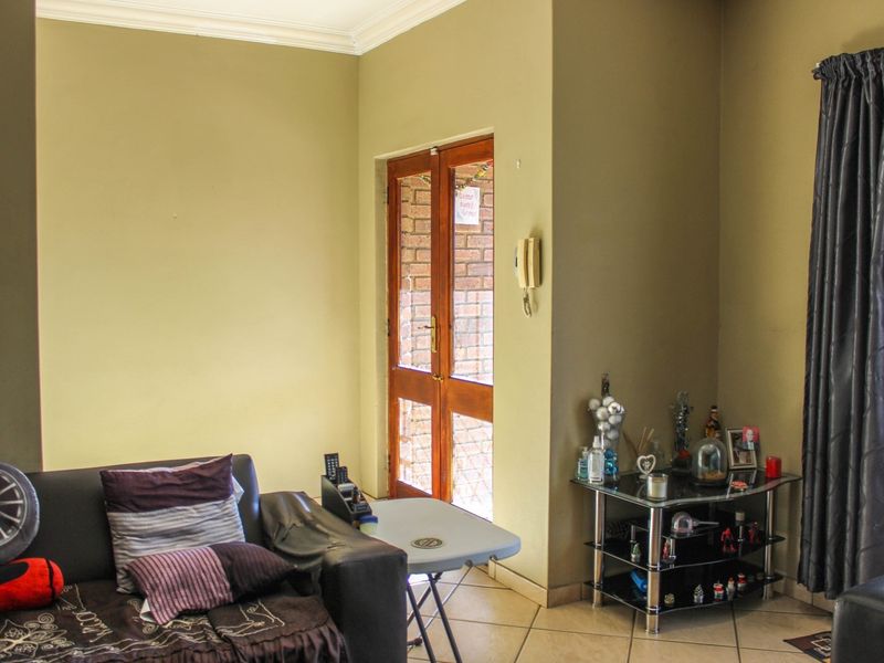 Stylish, Secure and Smart - Your Dream Home Awaits in Middelburg! - Photo 3