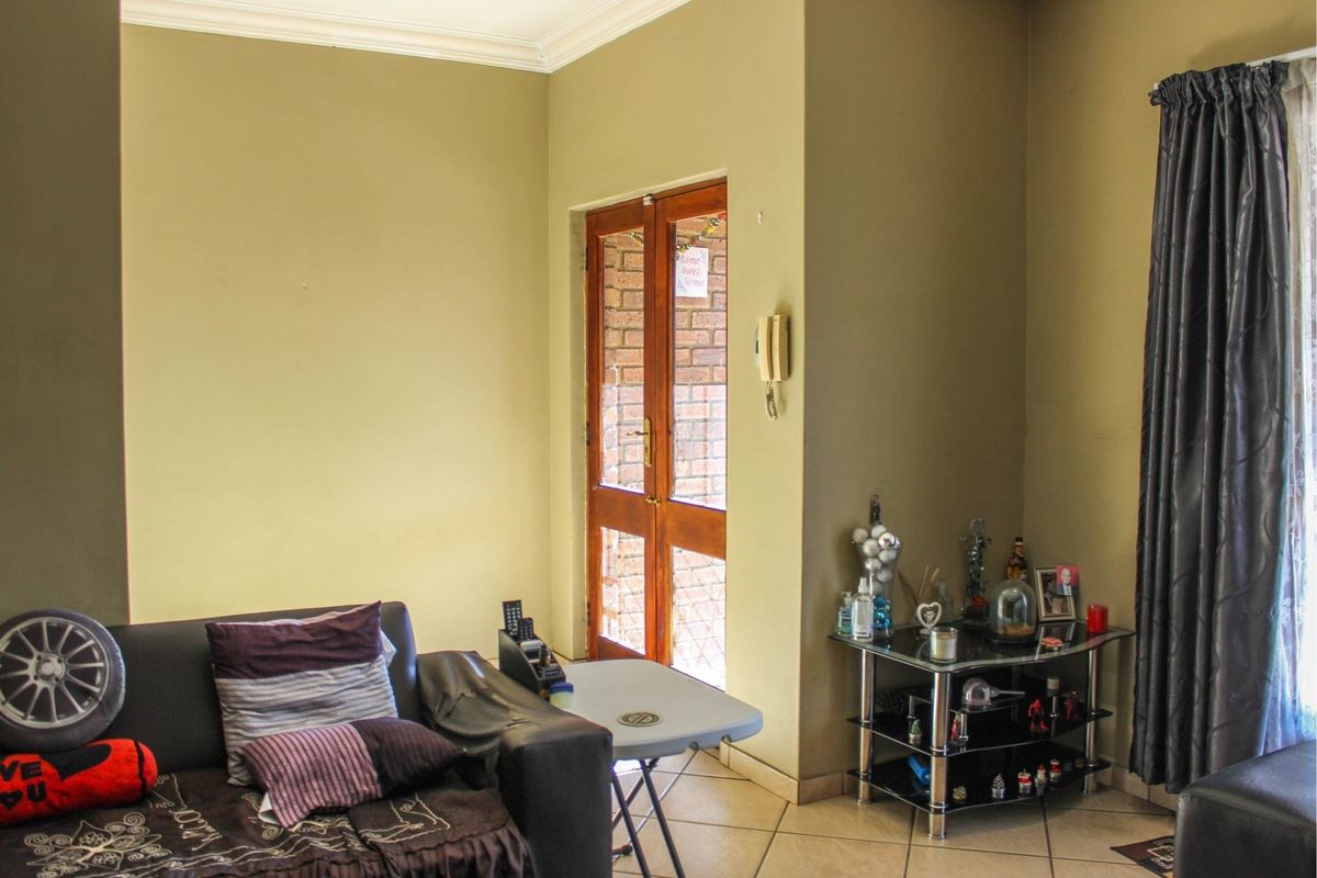 Stylish, Secure and Smart - Your Dream Home Awaits in Middelburg! - Photo 3