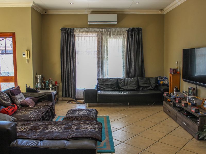 Stylish, Secure and Smart - Your Dream Home Awaits in Middelburg! - Photo 4