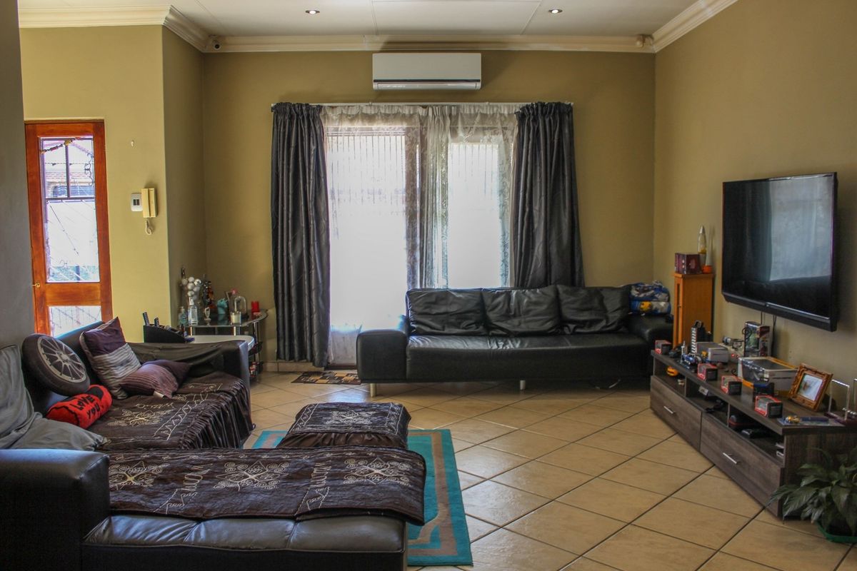 Stylish, Secure and Smart - Your Dream Home Awaits in Middelburg! - Photo 4