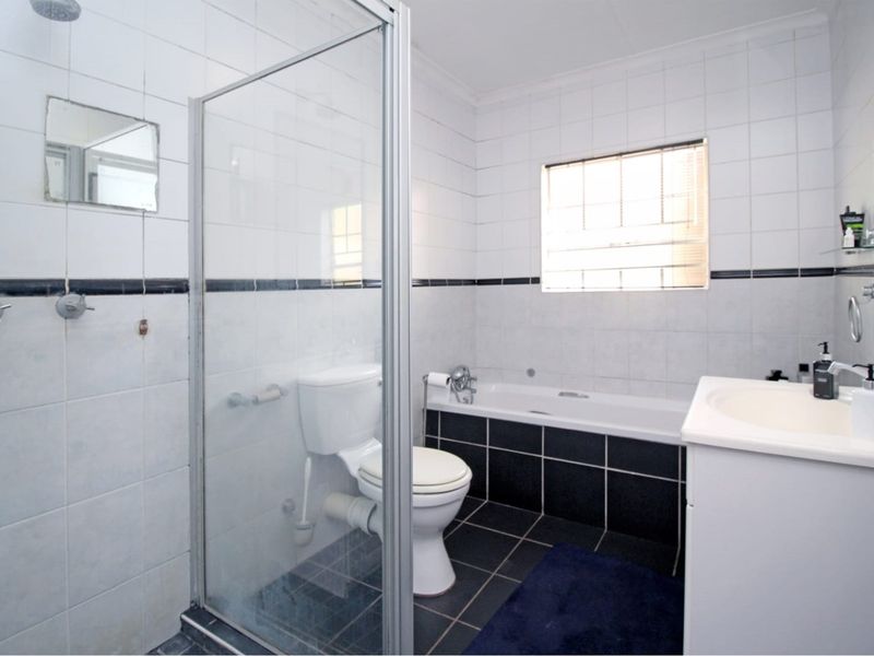 Charming 3Bed Townhouse in Thatchfield - Photo 8