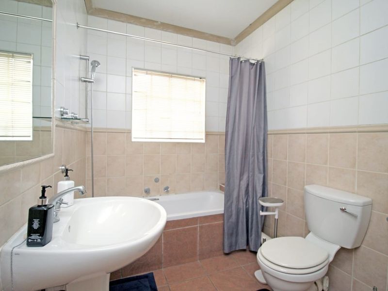 Charming 3Bed Townhouse in Thatchfield - Photo 7