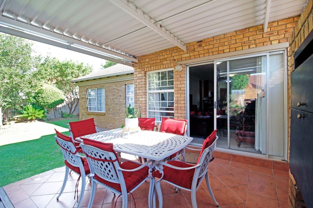 Charming 3Bed Townhouse in Thatchfield - Photo 2