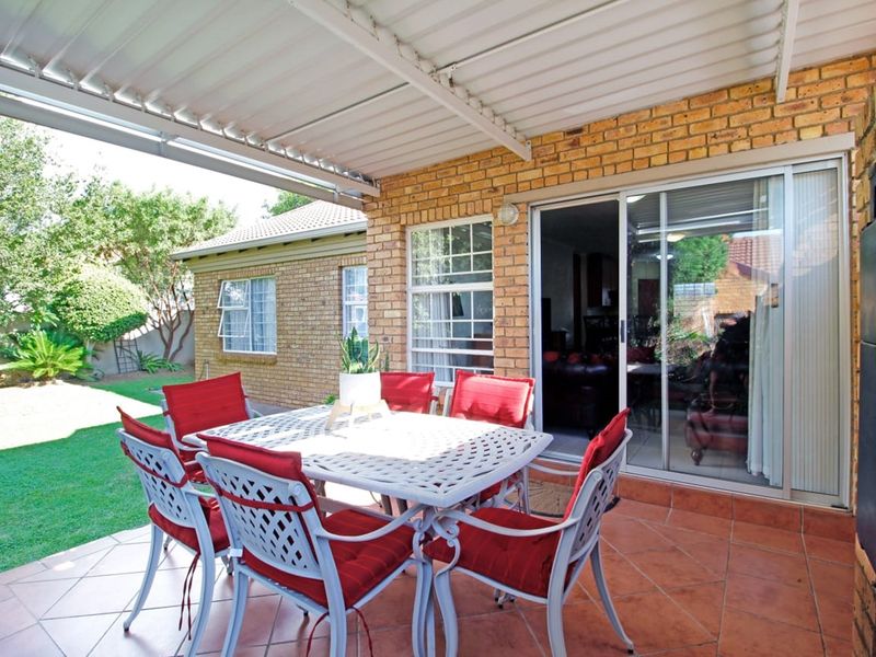 Charming 3Bed Townhouse in Thatchfield - Photo 2