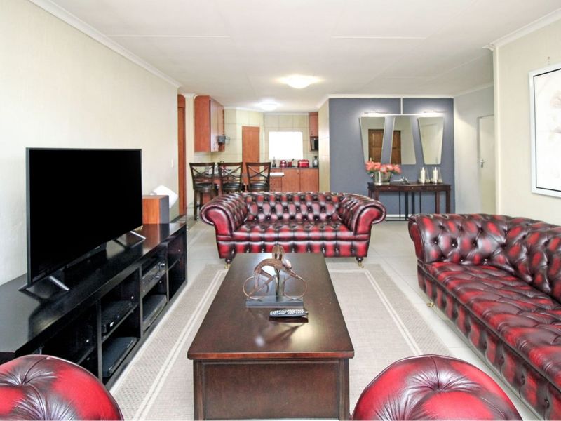 Charming 3Bed Townhouse in Thatchfield - Photo 4