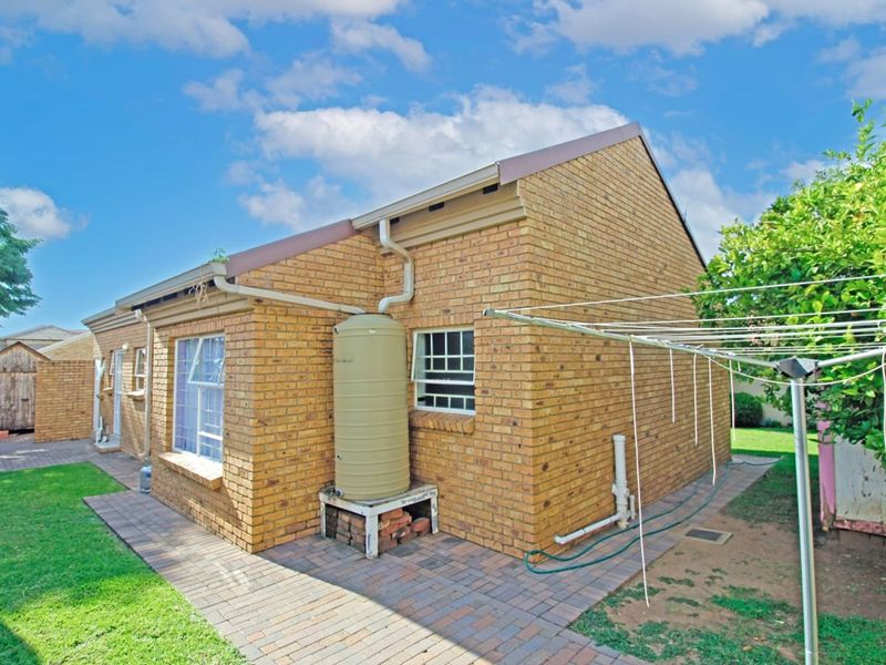 Charming 3Bed Townhouse in Thatchfield - Photo 6
