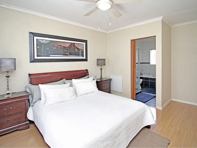 Charming 3Bed Townhouse in Thatchfield - Photo 3