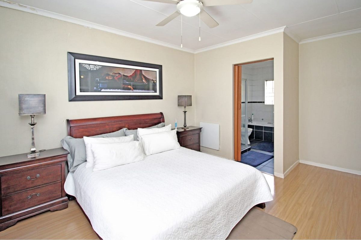 Charming 3Bed Townhouse in Thatchfield - Photo 3