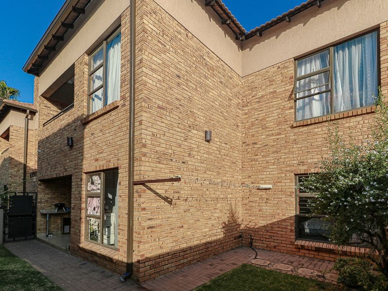 Ground Floor Gem with Premium Finishes and Private Garden - Photo 2