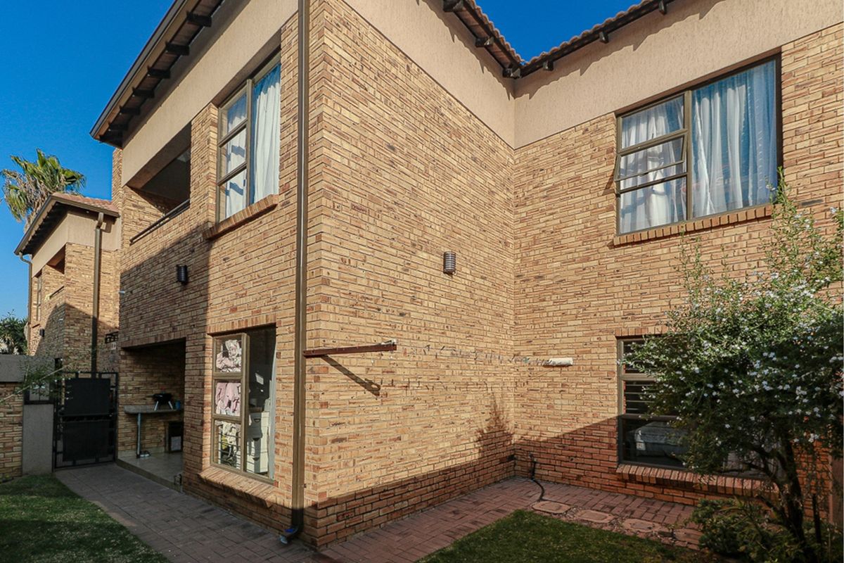 Ground Floor Gem with Premium Finishes and Private Garden - Photo 2