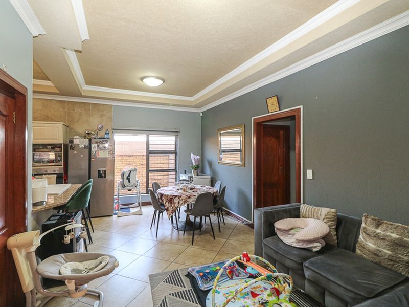 Ground Floor Gem with Premium Finishes and Private Garden - Photo 5