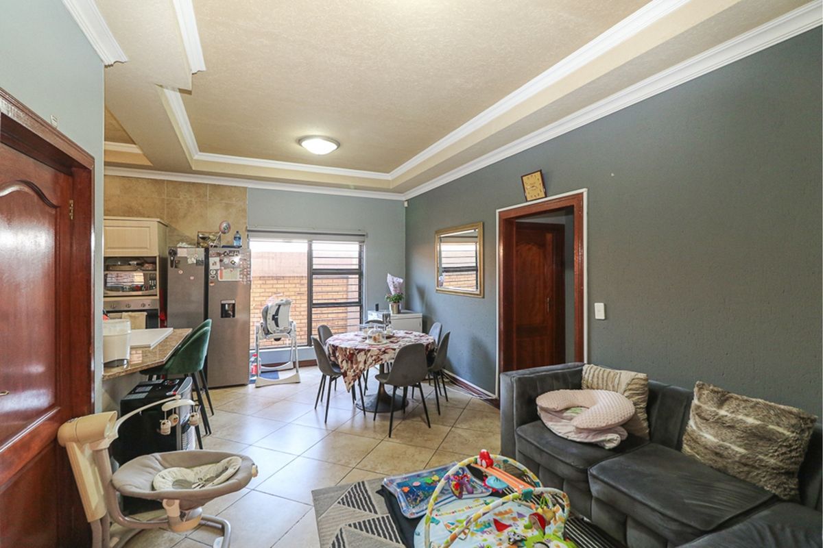 Ground Floor Gem with Premium Finishes and Private Garden - Photo 5