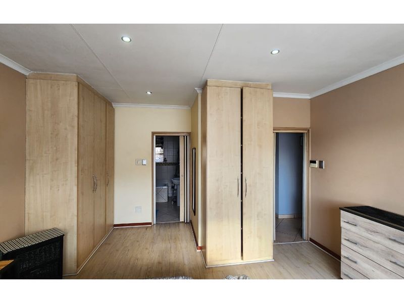 Stylish 2-Bed, 2-Bath Face Brick Home in Secure Complex  - do not miss out on this opertunity - Photo 9