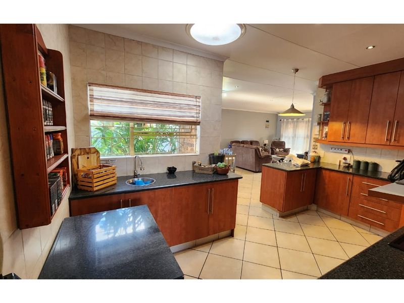 Stylish 2-Bed, 2-Bath Face Brick Home in Secure Complex  - do not miss out on this opertunity - Photo 3