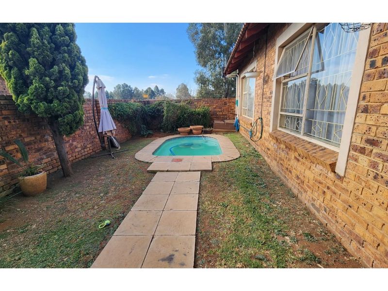 Stylish 2-Bed, 2-Bath Face Brick Home in Secure Complex  - do not miss out on this opertunity - Photo 6