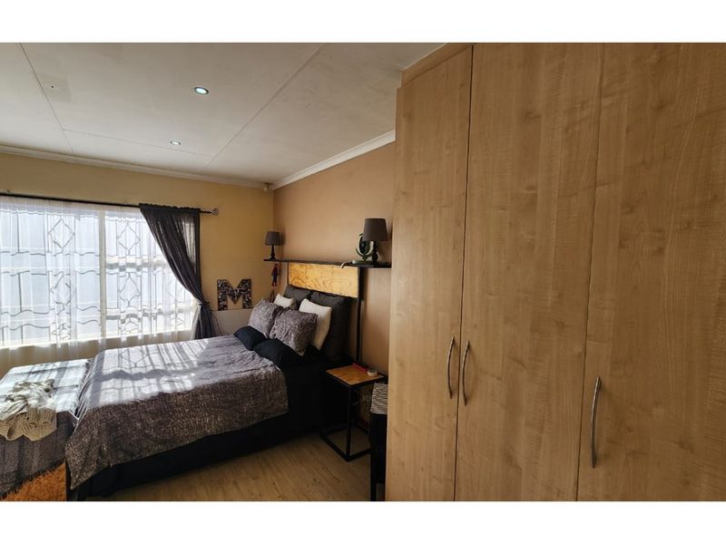 Stylish 2-Bed, 2-Bath Face Brick Home in Secure Complex  - do not miss out on this opertunity - Photo 10