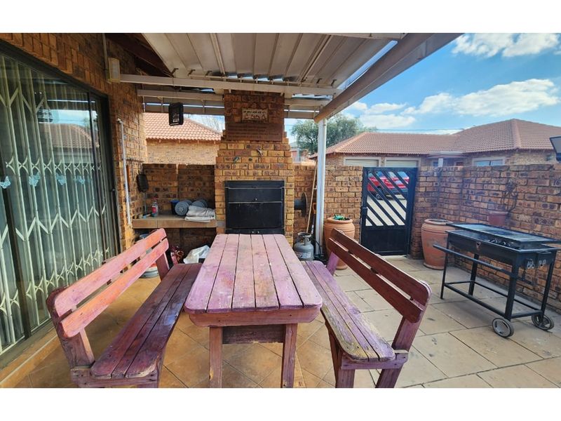 Stylish 2-Bed, 2-Bath Face Brick Home in Secure Complex  - do not miss out on this opertunity - Photo 5