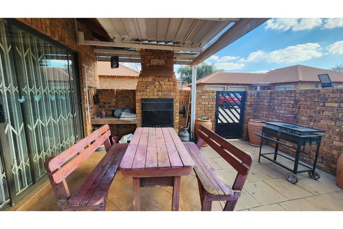 Stylish 2-Bed, 2-Bath Face Brick Home in Secure Complex  - do not miss out on this opertunity - Photo 5