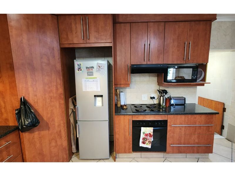 Stylish 2-Bed, 2-Bath Face Brick Home in Secure Complex  - do not miss out on this opertunity - Photo 2