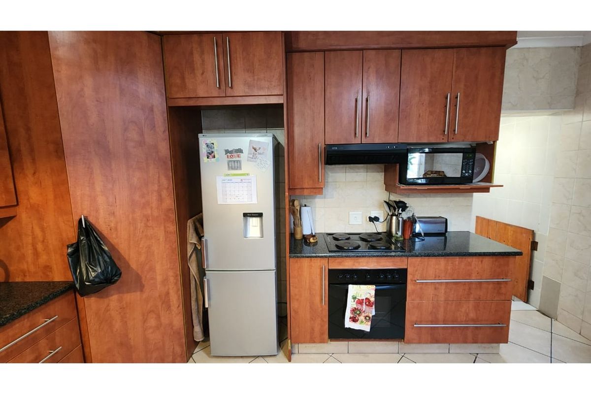 Stylish 2-Bed, 2-Bath Face Brick Home in Secure Complex  - do not miss out on this opertunity - Photo 2