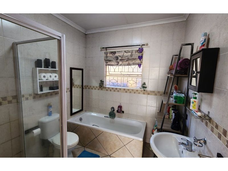 Stylish 2-Bed, 2-Bath Face Brick Home in Secure Complex  - do not miss out on this opertunity - Photo 4